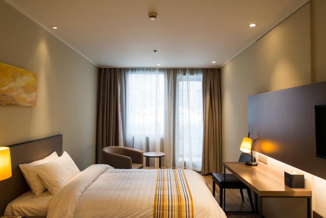 Home Inns Plus Shanghai Xujiahui Branch Экстерьер фото