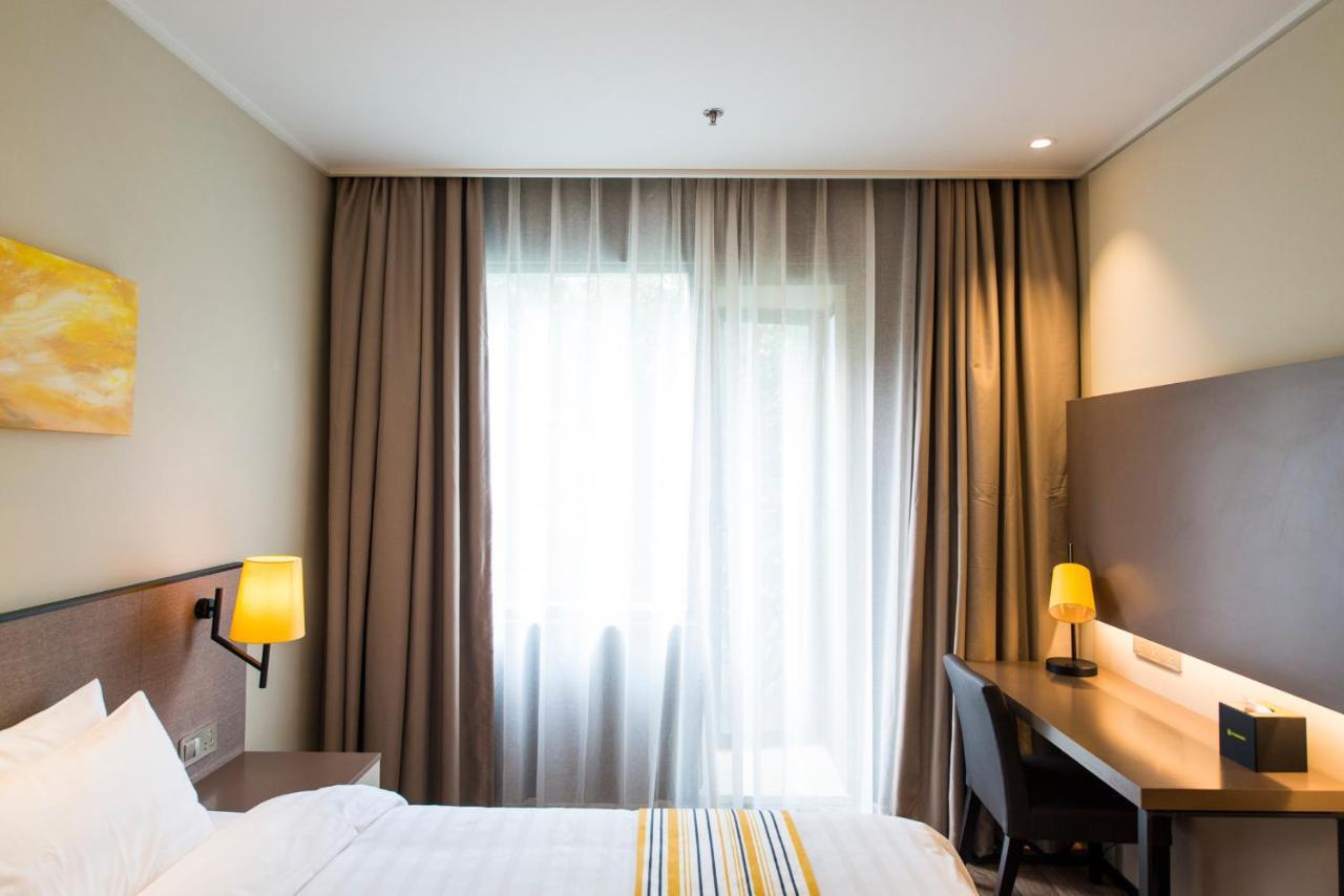 Home Inns Plus Shanghai Xujiahui Branch Экстерьер фото