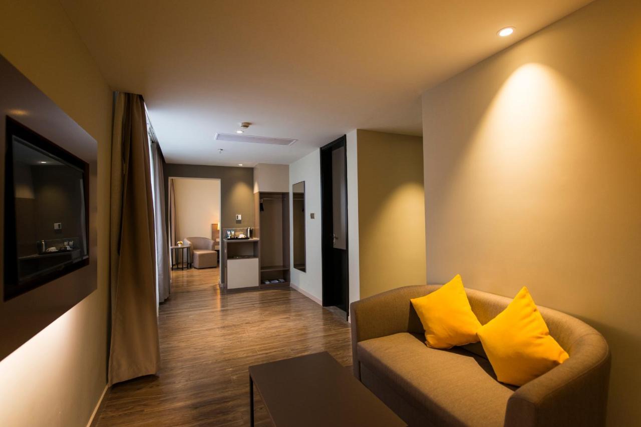 Home Inns Plus Shanghai Xujiahui Branch Экстерьер фото